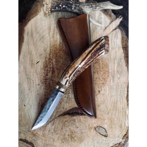 couteau de chasse d'artisan / lame martele / ronce de noyer / bois de cerf