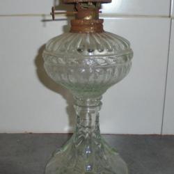 ANCIEN LAMPE A PÉTROLE EN VERRE Bobèche à changer.. Haut 23.5cm