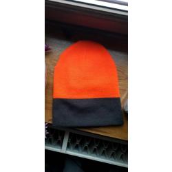 Bonnet réversible fluo à 1 euro