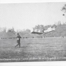 reproduction de carte postale 20éme siècle "Santos Dumont volant à 2 mètres au dessus du sol"