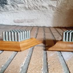 Paire de Presse-Papiers composé de 36 balles en cuivre sur un socle bois en forme de losange
