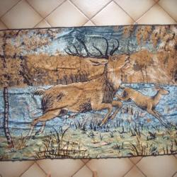 GRAND TAPIS MURAL à motif CHASSE: Chasseur tirant sur un cerf avec sa biche - Nature Forêt