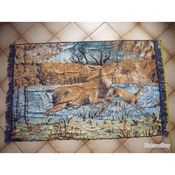 GRAND TAPIS MURAL  motif CHASSE: Chasseur tirant sur un cerf avec sa biche - Nature Fort