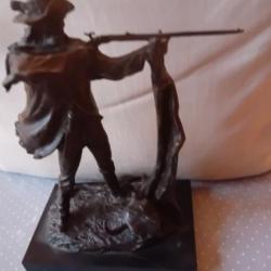 Bronze d'un chasseur américain avec un Plain Rifle