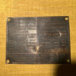 Rare plaque d'identification de remorque Américaine 1 tonne originale . Datee 1944