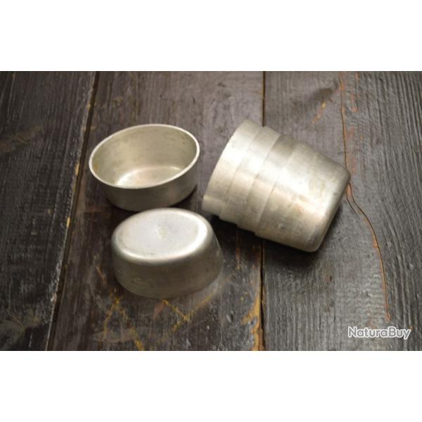 Lot de moules oeufs en gele ou petites terrines ? aluminium. Tournus Unis France, vintage cuisine