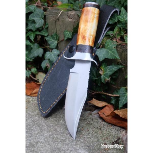 Couteau De Chasse Bowie Lame Acier Carbone 1055 Manche Os Cerf Fabric Artisanale Etui Nylon 001