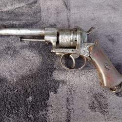 Revolver 9 mm gravé