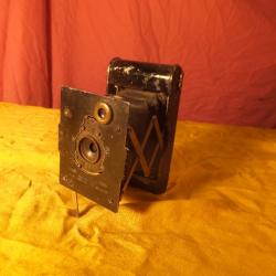 APPAREILS PHOTOS ANCIENS.  Le Vest Pocket date de 1912.  Kodak