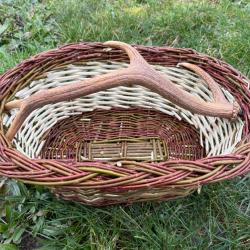 Panier en osier avec l'anse bois de cerf