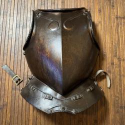 PLASTRON DE CUIRASSE EN FER FORGÉ CAVALERIE XVlll éme