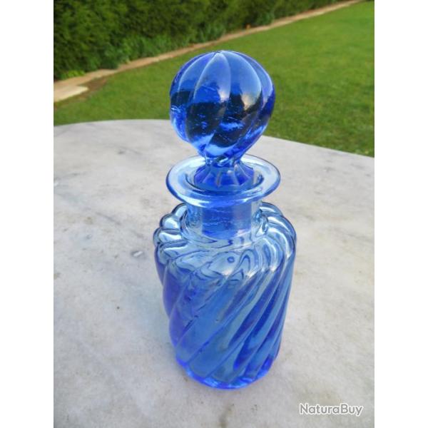 Ancien grand flacon de toilette en Cristal/Verre moul de couleur Bleu type "BACCARAT"- FRANCE (XX)