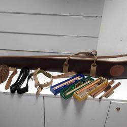 Lot d'accessoires de chasse (fourreau, bretelles, cartouchiere, kit de nettoyage...)