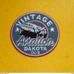 TISSU PATCH :   VINTAGE , AVIATION DAKOTA DC 3   , DIAMETRE 9 CM , BON ETAT VOIR PHOTOS . POUR TOUT