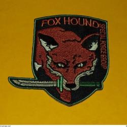 TISSU PATCH :  FOX HOUND , SPECIAL FORCE GROUP   , HAUTEUR 9 CM , BON ETAT VOIR PHOTO . POUR TOUT RE