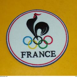 TISSU PATCH :  JEUX OLYMPIQUES FRANCE 2024  , DIAMETRE 9 CM , BON ETAT VOIR PHOTO . POUR TOUT RENSEI