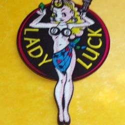 TISSU PATCH :  LADY LUCK 88 , DIAMETRE 9 CM , BON ETAT VOIR PHOTOS . POUR TOUT RENSEIGNEMENT ME CONT