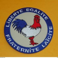 TISSU PATCH :  LIBERTE EGALITE FRATERNITE LAICITE  , DIAMETRE 9 CM , BON ETAT VOIR PHOTO . POUR TOUT