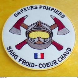 TISSU PATCH :  SAPEURS POMPIERS SANG FROID - COEUR CHAUD  , DIAMETRE 9 CM , BON ETAT VOIR PHOTOS . P