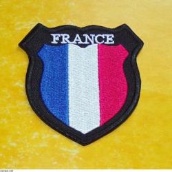 TISSU PATCH : DRAPEAU FRANCE  , DIAMETRE 9 CM , BON ETAT VOIR PHOTO . POUR TOUT RENSEIGNEMENT ME CON