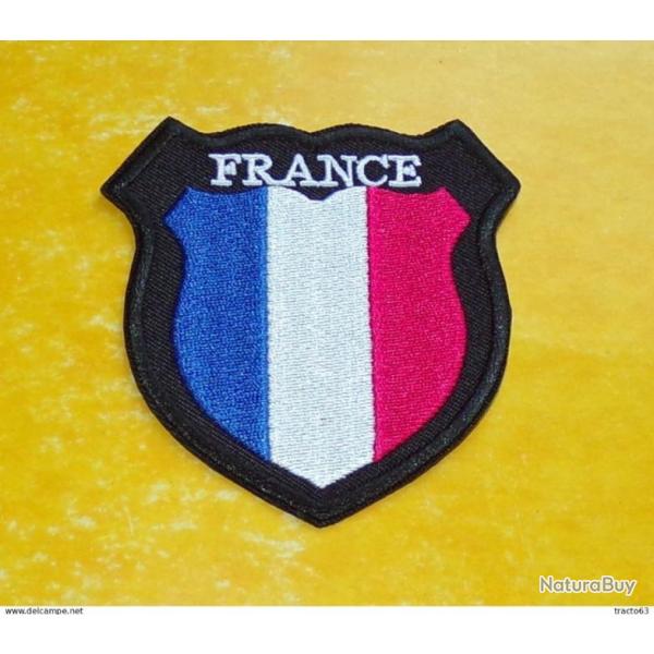 TISSU PATCH : DRAPEAU FRANCE  , DIAMETRE 9CM , BON ETAT VOIR PHOTO . POUR TOUT RENSEIGNEMENT ME CON