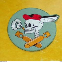 TISSU PATCH : INSIGNE ESCADRILLE DE BOMBARDEMENT AVEC TETE DE MORT QUI FUME  , DIAMETRE 9 CM , BON E