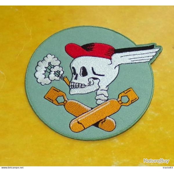 TISSU PATCH : INSIGNE ESCADRILLE DE BOMBARDEMENT AVEC TETE DE MORT QUI FUME, DIAMETRE9CM , BON E