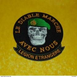 TISSU PATCH : LEGION ETRANGERE , LE DIABLE MARCHE AVEC NOUS  , DIAMETRE 9 CM , BON ETAT VOIR PHOTO .