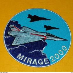 TISSU PATCH : MIRAGE 2000 , ARMEE DE L'AIR AVEC FOND BLEU CLAIR  , DIAMETRE 9 CM , BON ETAT VOIR PHO