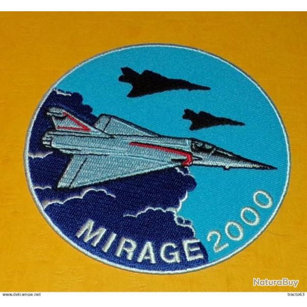 TISSU PATCH : MIRAGE 2000 , ARMEE DE L'AIR AVEC FOND BLEU CLAIR  , DIAMETRE 9 CM , BON ETAT VOIR PHO