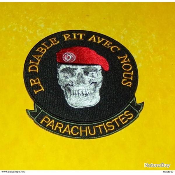 TISSU PATCH : PARACHUTISTES , LE DIABLE RIT AVEC NOUS , DIAMETRE 9 CM , BON ETAT VOIR PHOTO . POUR T