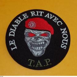 TISSU PATCH : PARACHUTISTES T.A.P ( EN VERT )  LE DIABLE RIT AVEC NOUS  , DIAMETRE 9 CM , BON ETAT V