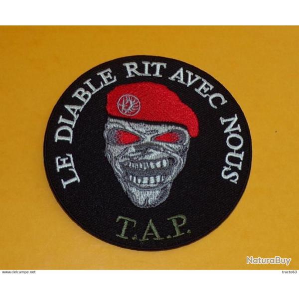 TISSU PATCH :PARACHUTISTES T.A.P ( EN VERT )  LE DIABLE RIT AVEC NOUS  , DIAMETRE 9CM , BON ETAT V