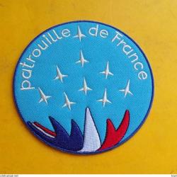 TISSU PATCH : PATROUILLE DE FRANCE AVEC FOND BLEU CLAIR   , DIAMETRE 9 CM , BON ETAT VOIR PHOTO . PO