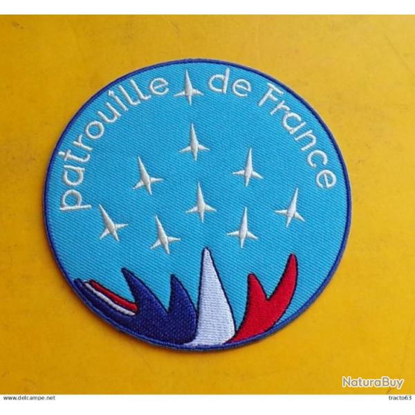 TISSU PATCH : PATROUILLE DE FRANCE AVEC FOND BLEU CLAIR  , DIAMETRE 9 CM , BON ETAT VOIR PHOTO . PO