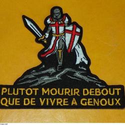 TISSU PATCH : PLUTOT MOURIR DEBOUT QUE VIVRE A GENOUX  , DIMENSSION 10 CM X 9 CM , BON ETAT VOIR PHO