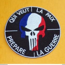 TISSU PATCH : QUI VEUT LA PAIX , PREPARE LA GUERRE  , DIAMETRE 9 CM , BON ETAT VOIR PHOTO . POUR TOU