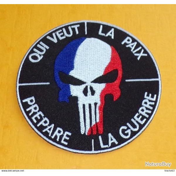 TISSU PATCH : QUI VEUT LA PAIX , PREPARE LA GUERRE  , DIAMETRE 9 CM , BON ETAT VOIR PHOTO . POUR TOU