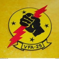 TISSU PATCH : U.S AIR FORCE , PILOTE VFA-25 , DIAMETRE 9 CM , BON ETAT VOIR PHOTO . POUR TOUT RENSEI