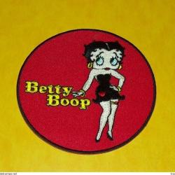 TISSU PATCH : U.S.A BETTY BOOP, DIAMETRE 9 CM , BON ETAT VOIR PHOTO . POUR TOUT RENSEIGNEMENT ME CON