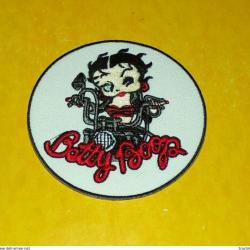 TISSU PATCH : U.S.A BETTY BOOP ( FOND BLANC )  DIAMETRE 9 CM , BON ETAT VOIR PHOTO . POUR TOUT RENSE