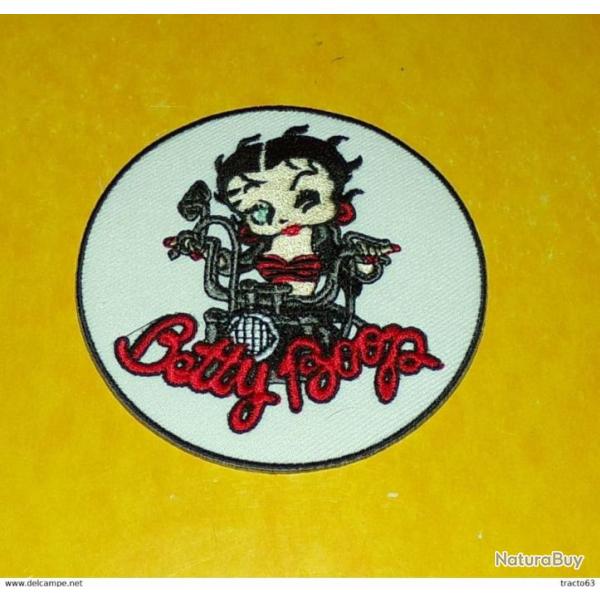 TISSU PATCH : U.S.A BETTY BOOP ( FOND BLANC )  DIAMETRE 9 CM , BON ETAT VOIR PHOTO . POUR TOUT RENSE