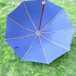 VERITABLE PARAPLUIE DE BERGER .  PARFAIT  ETAT  .  CHASSE , PECHE , RANDO, SPORTS ..............  .