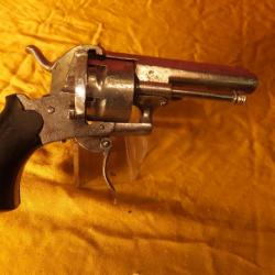 Revolver  a broche  9 mm. Carcasse fermée   Bon Fonctionnement.