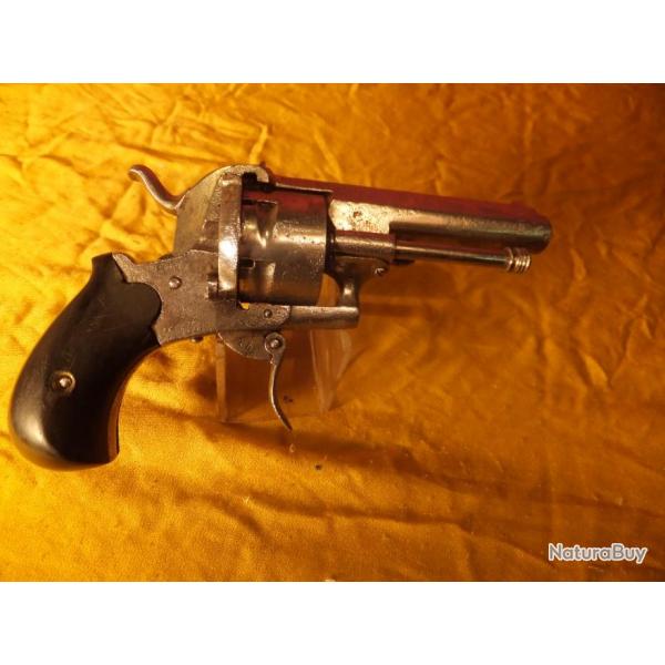 Revolver  a broche  9 mm. Carcasse ferme   Bon Fonctionnement.