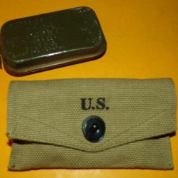 ARMEE AMERICAINE U.S : POCHETTE EN TISSU  AVEC PANSEMENT INDIVIDUEL EN BOITE METAL KAKI  ARMEE AMERI