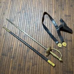 BELLE ÉPÉE OFFICIER SUPERIEUR  PLATEAU BRONZE CISELÉ COMPLÈTE FOURREAU ET GOUSSET CEINTURON ENFANT