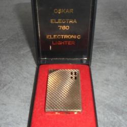 VINTAGE ANCIEN BRIQUET à GAZ OSKAR ELECTRA 760 BOITE D'ORIGINE Couleur DORE / OR
