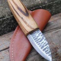 Couteau D'Otzi Lame Acier Carbone 1075 façon Silex Manche Bois Etui Simili Cuir Fabric Artisanale