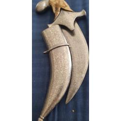 MAGNIFIQUE PUISSANT COUTEAU DJABAZA KNIFE , LAME DAMAS , FOURREAU DAMASQUINE ARGENT !